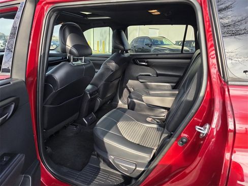Used 2021 Toyota Highlander XSE image 25