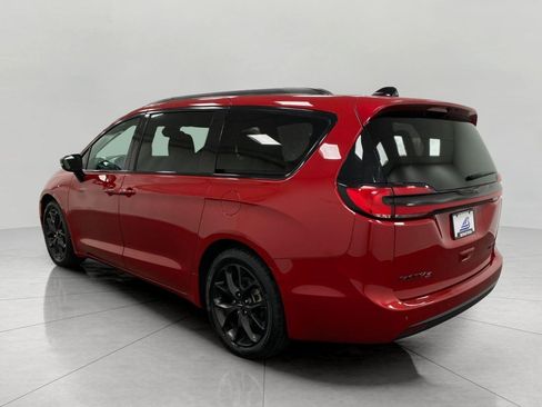 Used 2025 Chrysler Pacifica Limited FWD image 8
