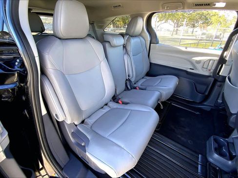 Used 2021 Toyota Sienna XLE image 18