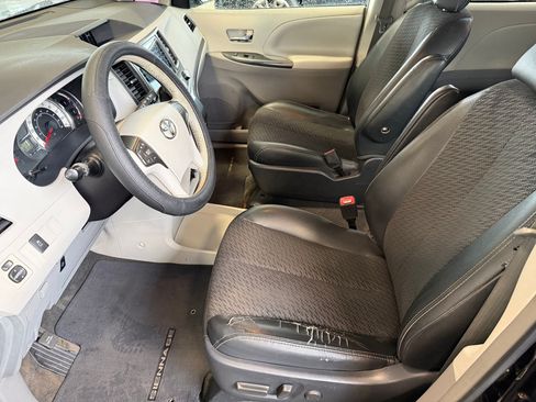 Used 2011 Toyota Sienna SE w/ Towing Pkg FWD image 5