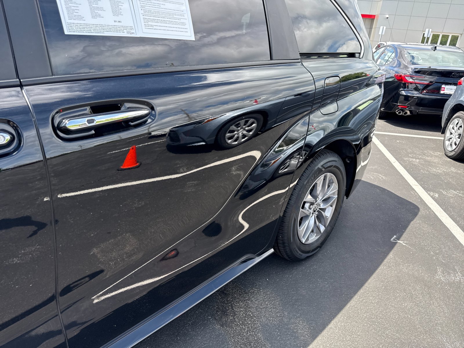 Used 2026 Toyota Sienna XLE FWD image 28