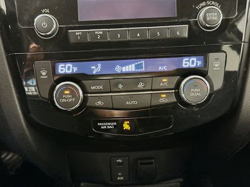 Used 2014 Nissan Rogue SV image 22