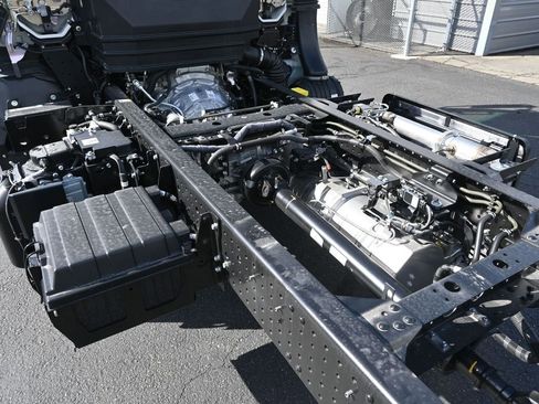 New 2025 Isuzu NPR HD image 11