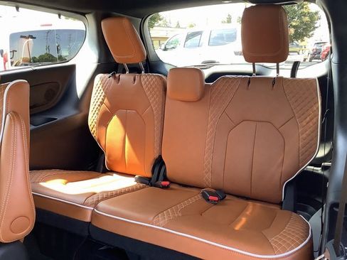 Used 2024 Chrysler Pacifica Pinnacle image 30