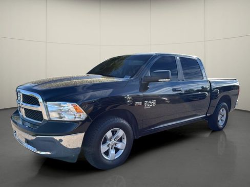 Used 2019 RAM 1500 Classic SLT w/ Luxury Group image 3