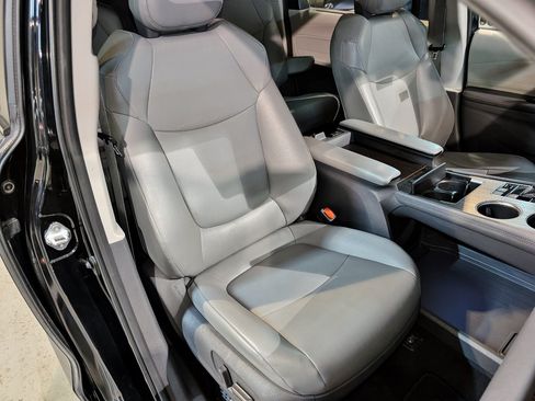 Used 2021 Toyota Sienna XLE w/ XLE Plus Package FWD image 34