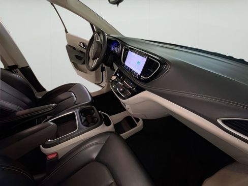 Used 2023 Chrysler Pacifica Touring-L AWD/4WD image 12