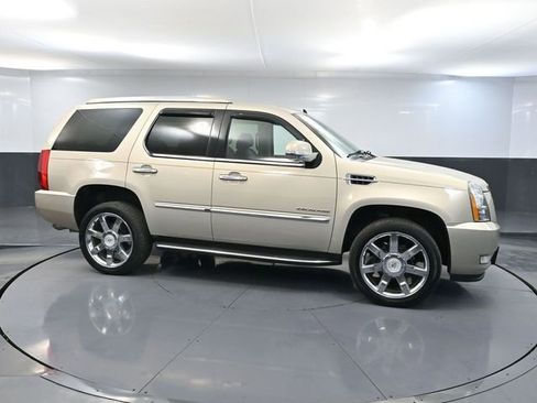Used 2011 Cadillac Escalade Luxury image 4