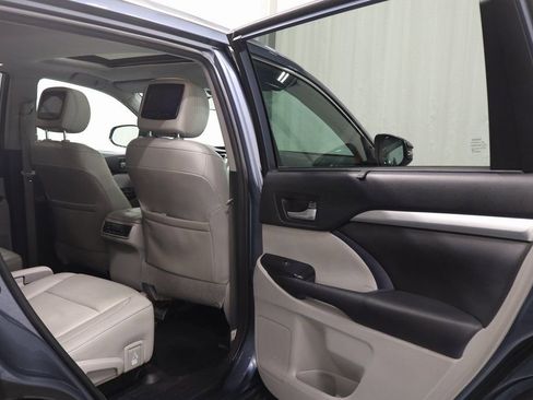 Used 2018 Toyota Highlander XLE w/ Carpet Mat Package (TMS) image 15