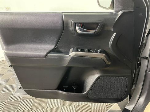 Used 2019 Toyota Tacoma TRD Sport w/ Technology Package AWD/4WD image 19