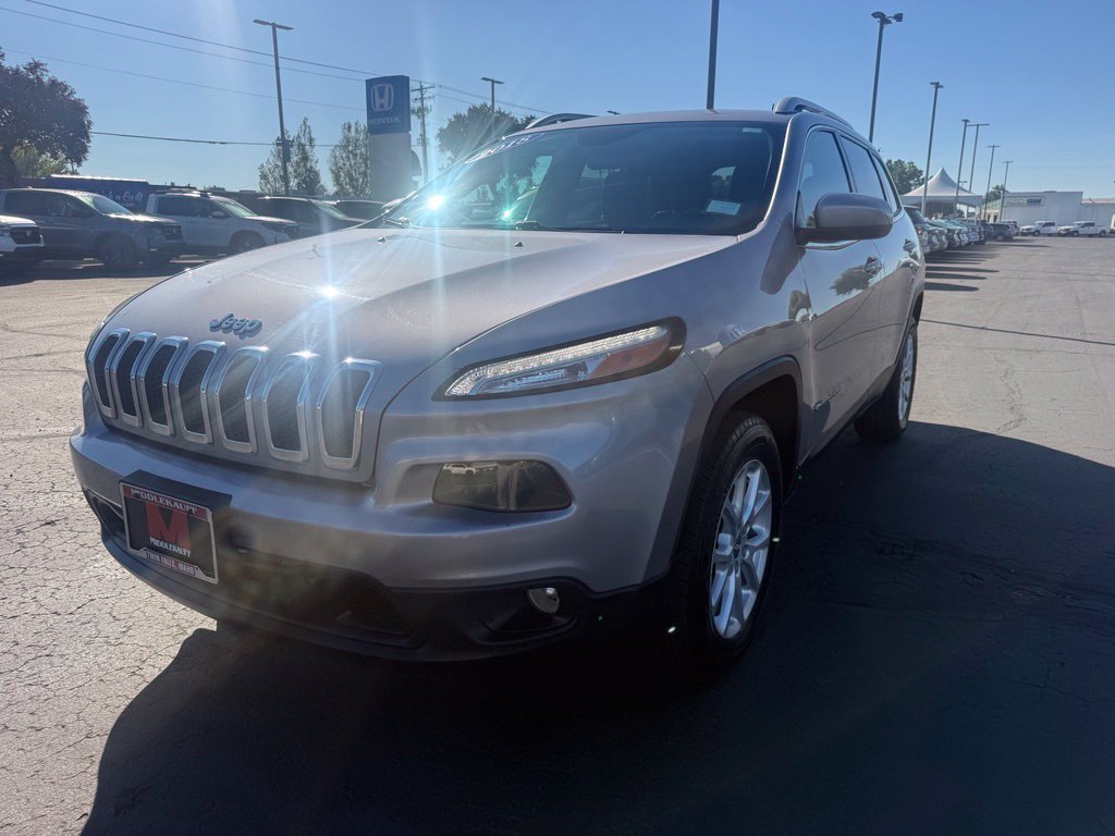 Used 2018 Jeep Cherokee Latitude w/ Safety Group AWD/4WD image 3