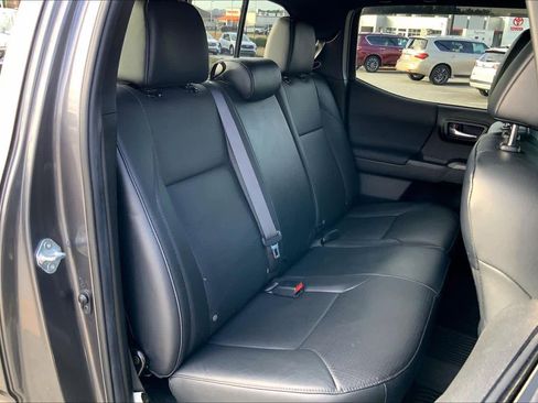 Used 2022 Toyota Tacoma TRD Sport w/ TRD Premium Sport Package AWD/4WD image 18