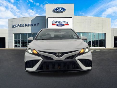Used 2024 Toyota Camry SE image 3