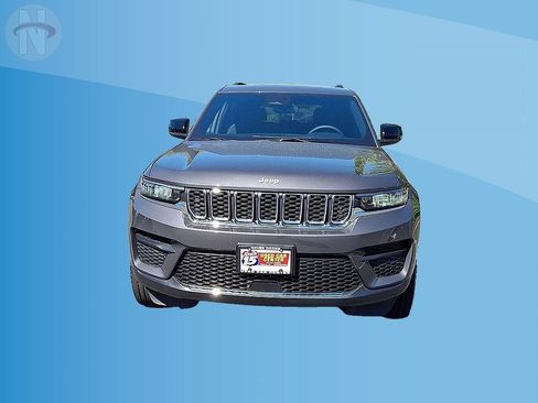 Used 2024 Jeep Grand Cherokee Laredo w/ Luxury Tech Group I AWD/4WD image 3