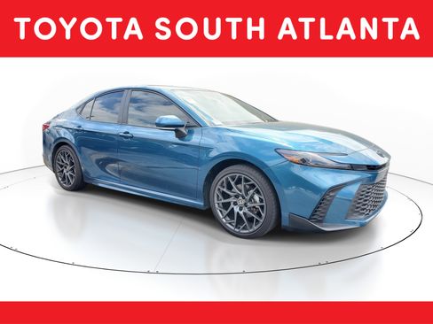Used 2025 Toyota Camry SE FWD image 1