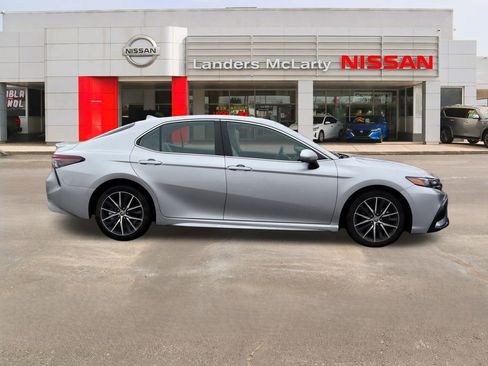 Used 2021 Toyota Camry SE image 2