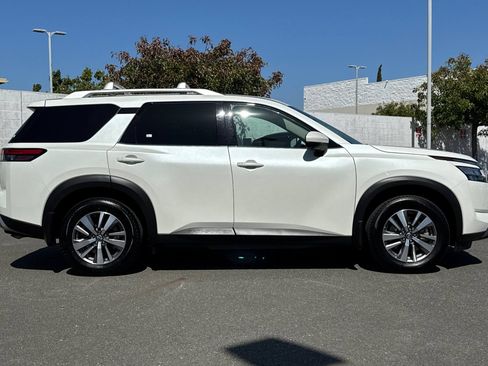 Certified 2023 Nissan Pathfinder SL FWD image 3