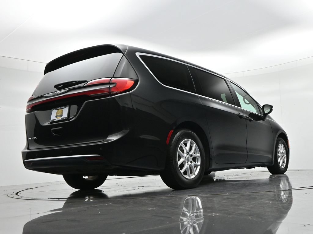 Used 2023 Chrysler Pacifica Touring-L FWD image 34