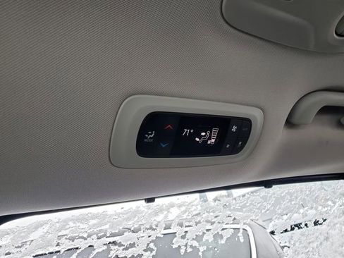 Certified 2024 Chrysler Pacifica Touring-L image 23