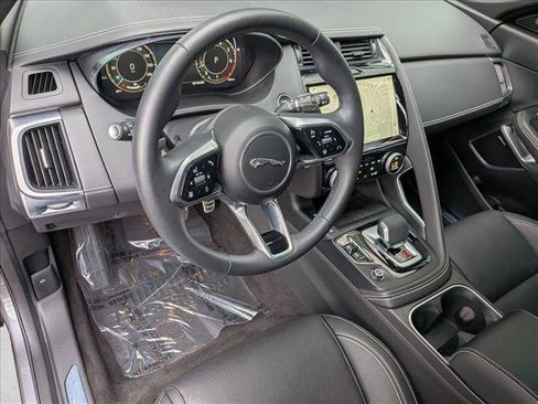 Certified 2024 Jaguar E-PACE R-Dynamic SE AWD/4WD image 10