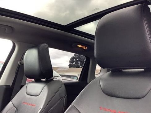 Certified 2022 Jeep Compass Trailhawk w/ Sun and Sound Group AWD/4WD image 16