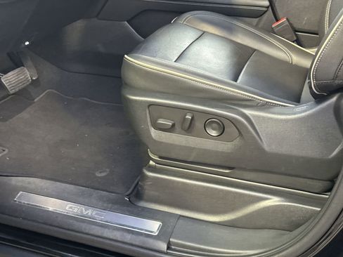 Used 2022 GMC Yukon XL SLT w/ SLT Premium Package image 17