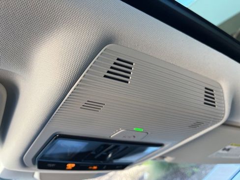 New 2025 Volkswagen Tiguan SE image 24