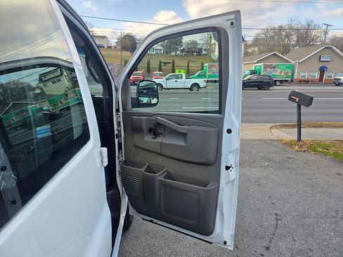 Used 2017 Chevrolet Express 2500 RWD image 16