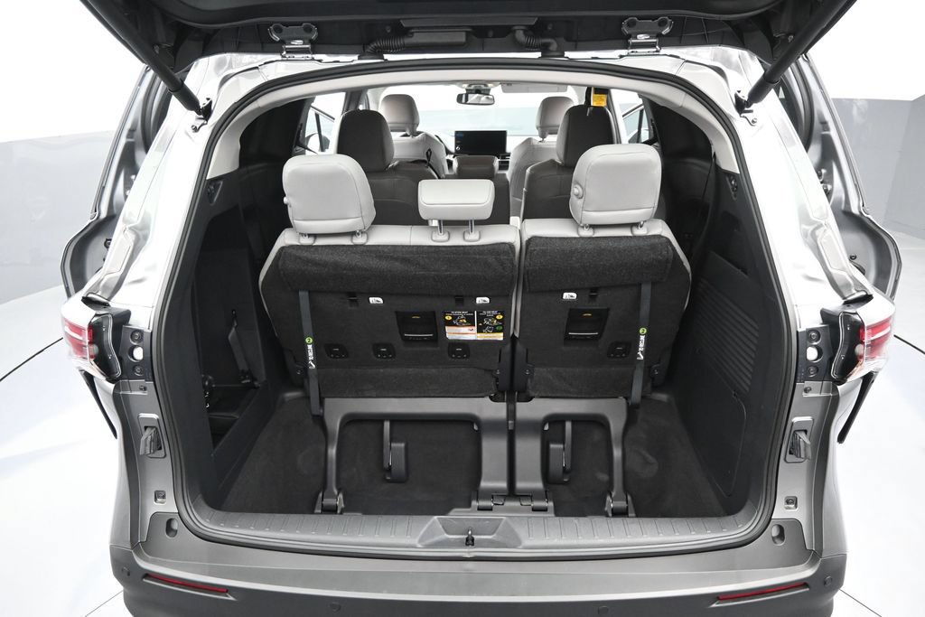 Used 2026 Toyota Sienna XLE FWD image 11