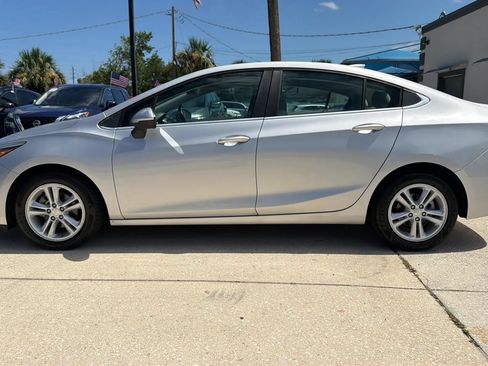 Used 2017 Chevrolet Cruze LT FWD image 2