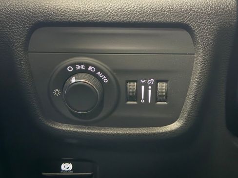 Used 2022 Jeep Grand Cherokee Altitude AWD/4WD image 15