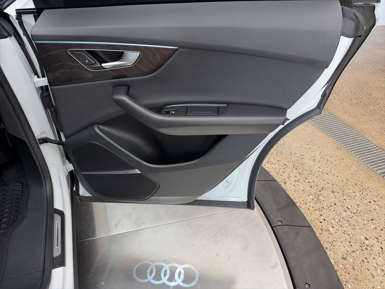 Used 2020 Audi Q8 Premium Plus w/ Premium Plus Package AWD/4WD image 25