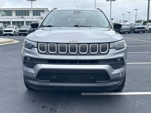 Used 2022 Jeep Compass Latitude image 2