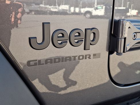 Used 2025 Jeep Gladiator Sport AWD/4WD image 30