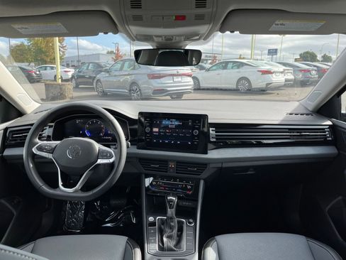 Used 2025 Volkswagen Jetta SE image 34