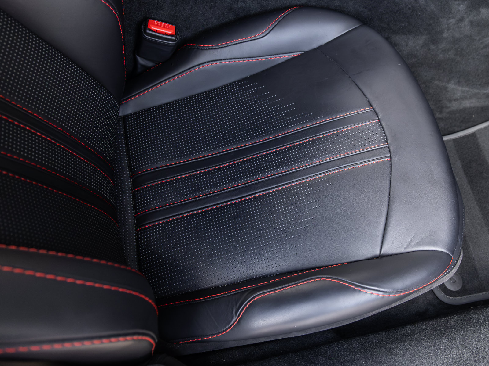 Used 2023 Aston Martin V8 Vantage Coupe RWD image 35