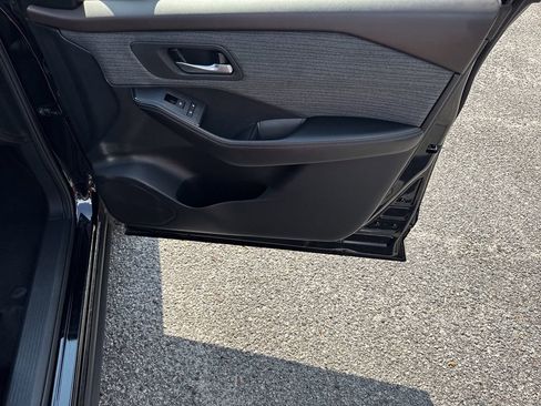 Used 2023 Nissan Rogue SV image 14