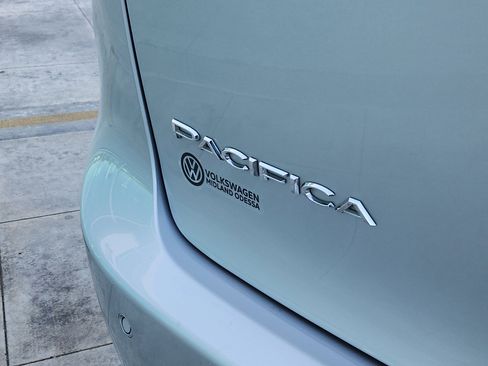 Used 2024 Chrysler Pacifica Select image 10