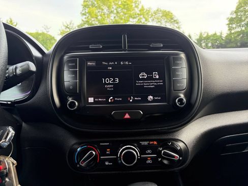 Used 2025 Kia Soul LX w/ LX Technology Package FWD image 17