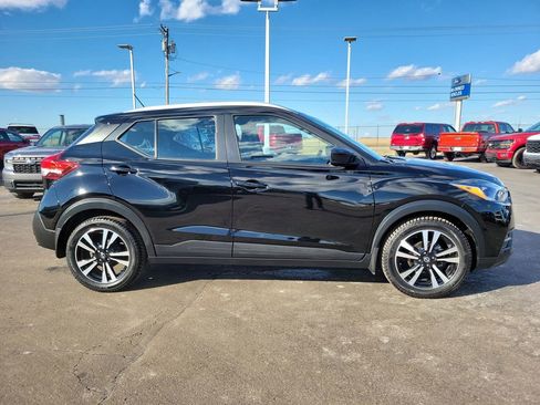 Used 2019 Nissan Kicks SV image 3