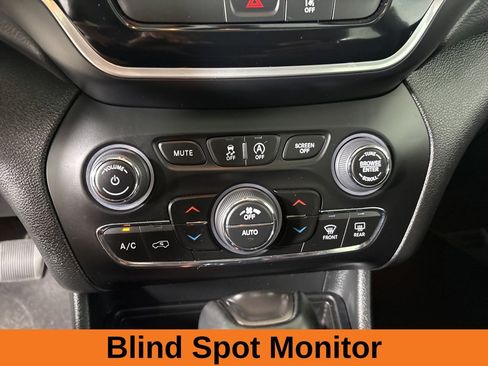 Used 2022 Jeep Cherokee Limited image 18