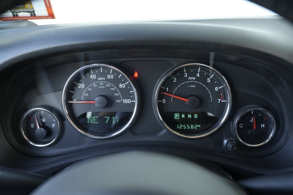Used 2015 Jeep Wrangler Unlimited Sahara w/ Connectivity Group AWD/4WD image 45