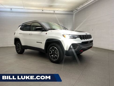 New 2026 Jeep Compass Trailhawk w/ Sun, Sound & Navigation Group AWD/4WD image 1