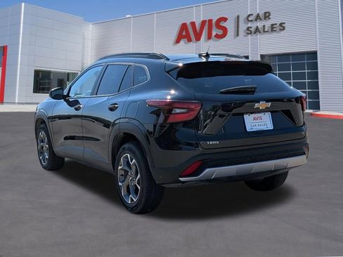 Used 2025 Chevrolet Trax LT w/ LT Convenience Package image 9