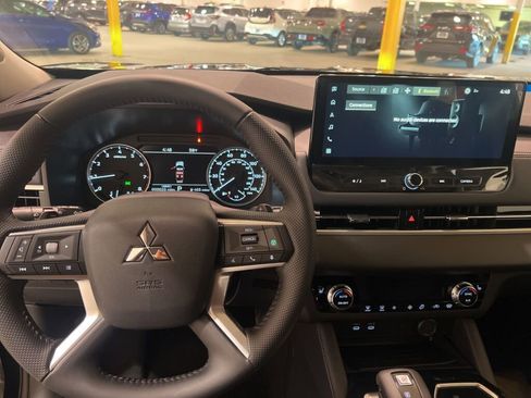 New 2025 Mitsubishi Outlander SE image 17