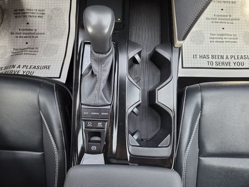 Used 2025 Toyota Camry SE image 29