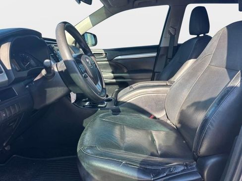 Used 2015 Toyota Highlander LE image 12