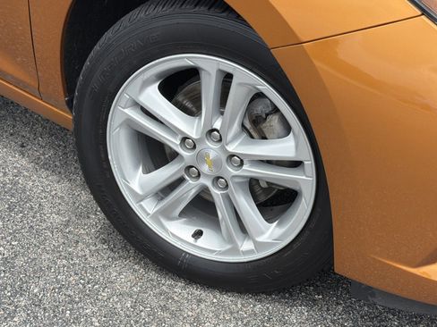 Used 2017 Chevrolet Cruze LT w/ Sun And Sound Package FWD image 3