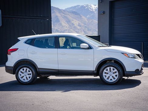 Used 2019 Nissan Rogue Sport S image 3