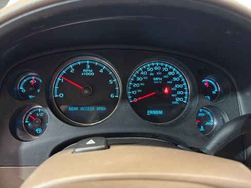 Used 2014 Chevrolet Suburban LT w/ Luxury Package image 17